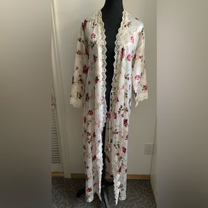 Versailles floral maxi length robe / kimono